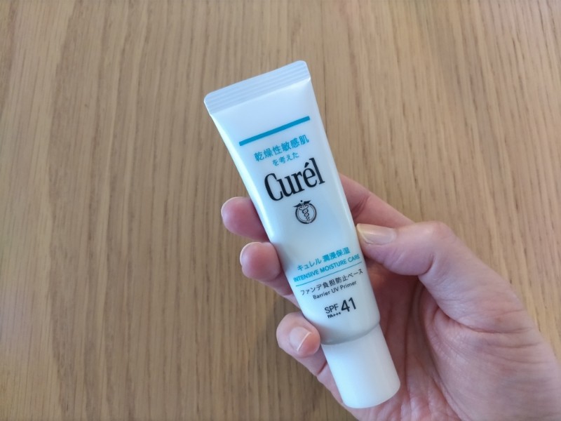 キュレル本体を手に持ってる