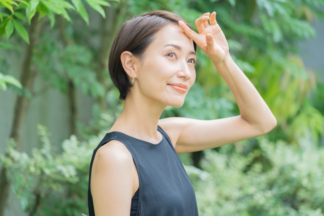 外出している女性