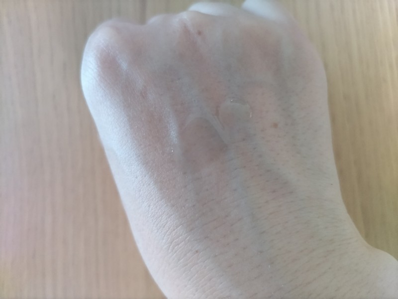 アヌアのアゼライン酸を2滴手にのせている