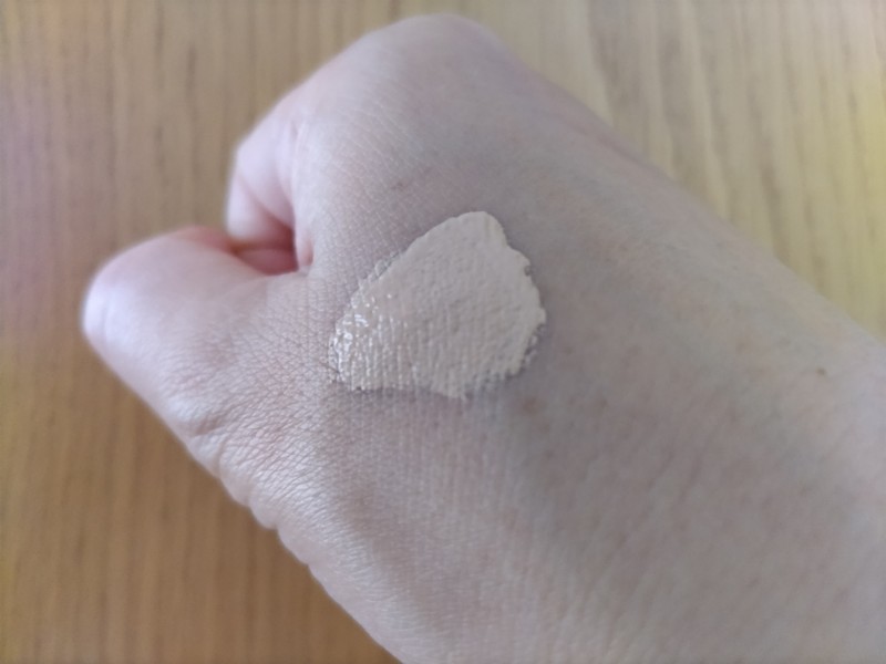 23イヤーズオールド　ダーマシンコンシーラーを手に塗ってる